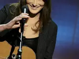 Carla Bruni-Sarkozy canta una canción en el programa de la televisión pública italiana Rai Tre.