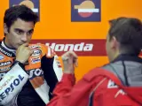 Pedrosa, pensativo en el box. (EFE)