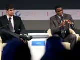 El ex corredor Carl Lewis (dcha) y el nadador Michael Phelps, dos estrellas del deporte estadounidense en una rueda de prensa en Riad(Arabia Saudí).