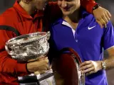 Rafa Nadal y Roger Federer se abrazan tras la final del Abierto de Australia.