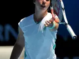 Carla Suarez Navarro lanza su raqueta ante la rusa Elena Dementieva después del partido de cuartos de final del Abierto de Australia.