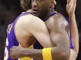 Pau Gasol y Lamar Odom, de Los Angeles Lakers, se abrazan durante el partido ante Cleveland Cavaliers.