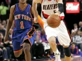 Rudy Fernández escapa de Chris Duhon, de los Knicks, durante el partido disputado en Portland, Oregón (T. TREICK / EFE)