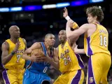 Los jugadores de los Lakers Lamar Odom (izq), Kobe Bryant (segundo dcha) y Pau Gasol (dcha) defienden ante el ataque de Russel Westbrook.