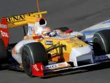 Nelson Piquet pilota su R29 en Jerez. (EFE)