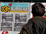 Un cartel anunciando la manifestación para este sábado en Bilbao donde la formación D3M ha asegurado que "se presentarán a las elecciones". (Luis Tejido / EFE)).