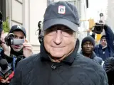 Madoff llega al edificio de apartamentos donde reside en Nueva York, entre una nube de periodistas y reporteros gráficos. (EFE)