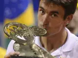 Tommy Robredo besando el trofeo de ganador en Brasil. (EFE)