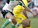 El defensa del Racing de Santander Juan Valera (i) conduce el balón ante el centrocampista francés del Villarreal Robert Pires. (EFE)