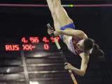 Yelena Isinbayeva ejecuta un salto.