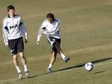 Huntelaar, en una imagen en el entrenamiento del Real Madrid junto a Marcelo. (EFE)