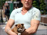 Mickey Rourke posa con uno de sus perros (KORPA).