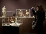 Exposición pública de las colecciones de Yves Saint Laurent y Pierre Berge, en París (EFE)