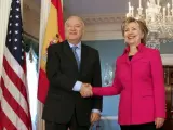 El ministro de Exteriores español, Miguel Ángel Moratinos, y su homóloga estadounidense, Hillary Clinton, en su reunión. (EFE)