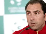 El capitán del equipo español de la Copa Davis, Albert Costa, ante los medios de comunicación.