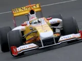 Fernando Alonso conduce el R29.