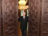 Enrique Múgica, en las puertas de su despacho. (JORGE PARÍS)