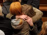Dos mujeres se abrazan durante el servicio religioso tras la matanza de Winnenden.