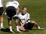 Arjen Robben se duele de un golpe que recibió durante el entrenamiento (Efe).