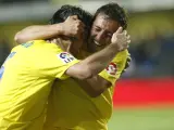 Cazorla se abraza con Capdevila en el gol del asturiano.