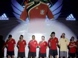 Los jugadores de la selección española en la presentación de la nueva camiseta.