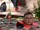 Las inundaciones dejan más de medio centenar de muertos en la capital de Indonesia.