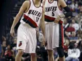 Los jugadores españoles de los Trail Blazers de Portland Sergio Rodríguez (i) y Rudy Fernández (d) (Efe).