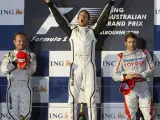 Este es el podio del GP de Australia: En el centro el ganador, Jenson Button (Brawn GP). A la izquierda, su compañero de escudería y segundo clasificado, Rubens Barrichello. Y en tercer lugar, el italiano de Toyota Jarno Trulli.