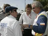Flavio Briatore, jefe de Renault, conversa con Jackie Stewart en el paddock de Albert Park.