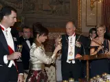 El Rey don Juan Carlos, en presencia de su hijo, el Príncipe de Asturias, y de la esposa del presidente del Gobierno, Sonsoles Espinosa (d), brinda con la presidenta de Argentina, Cristina Fernández, durante la cena de gala ofrecida en el Palacio Real de Madrid en honor de la mandataria argentina en febrero de este año.
