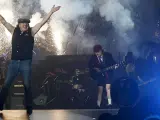 El cantante de la banda australiana AC /DC, Brian Johnson (izda.), y el guitarrista, Angus Young (d), durante la actuación del grupo en Madrid.