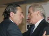 El ex presidente del Real Madrid, Ramón Calderón (d), abraza a su sucesor en el cargo, Vicente Boluda Fos. (EFE)