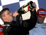 El dueño de la escudería Brawn GP, Ross Brawn, celebra con champagne la victoria de Jenson Button y el segundo puesto de Barrichello en el Gran Premio de Australia.