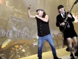 El cantante de AC/DC Brian Johnson (i) y el guitarra Angus Young (d) en un momento de su actuación en Barakaldo.