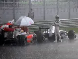 Lewis Hamilton (izq.) y Nick Heidfeld, bajo la lluvia.
