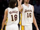 Pau Gasol (d) celebra con su compañero Sasha Vujacic (i) tras anotar una canasta