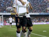 David Villa y Silva se abrazan tras uno de los goles del asturiano al Getafe.