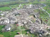 Vista aérea tomada desde un helicóptero que muestra la localidad de Onna, en la provincia italiana de L'Aquila, tras ser seriamente dañada por el terremoto. Pueblos enteros han quedado destruidos casi por completo.