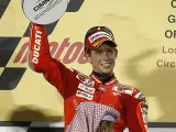 El australiano Casey Stoner (Ducati) le ganó el primer gran premio de MotoGP de 2009, el de Qatar, al italiano Valentino Rossi (Yamaha), en el inicio de una temporada que promete ser un duelo entre los dos últimos campeones del mundo de la categoría reina.