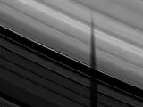 Unas sombras dentadas aparecen en esta imagen de los anillos de Saturno tomada por la sonda Cassini.