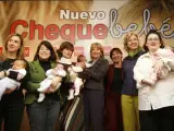 Esperanza Aguirre (c), junto a varias madres durante la presentación del primer cheque-bebé de la Comunidad de Madrid.