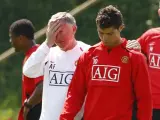 El entrenador del Manchester, Alex Ferguson, y Cristiano Ronaldo, juntos en el entrenamiento. (EFE)