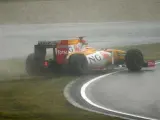 Alonso, en una de sus salidas de pista durante el Gran Premio de China.