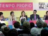 La ministra de Igualdad, Bibiana Aído (en el centro), durante un encuentro en Pola de Laviana.