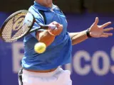 El tenista catalán Tommy Robredo devuelve una bola.
