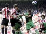 Fernando Llorente (2i) remata de cabeza.