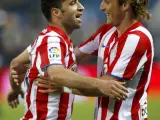 Diego Forlán y Simao Sabrosa, jugadores del Atlético de Madrid, celebran uno de los goles ante el Sporting.