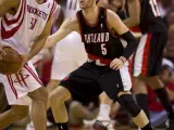 Rudy Fernandez (d), de los Trail Blazers de Portland, defiende contra Shane Battier (i,) de los Rockets de Houston