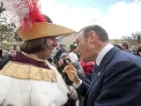 El lehendakari en funciones, Juan José Ibarretxe, charla con un macero de la Diputación Foral de Álava.