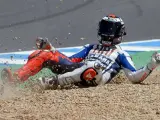 El piloto español de moto GP, Jorge Lorenzo (Yamaha YZR M 1), en el momento en el que se cae de la moto en mitad de la curva de Angel Nieto en el Gran Premio de España.